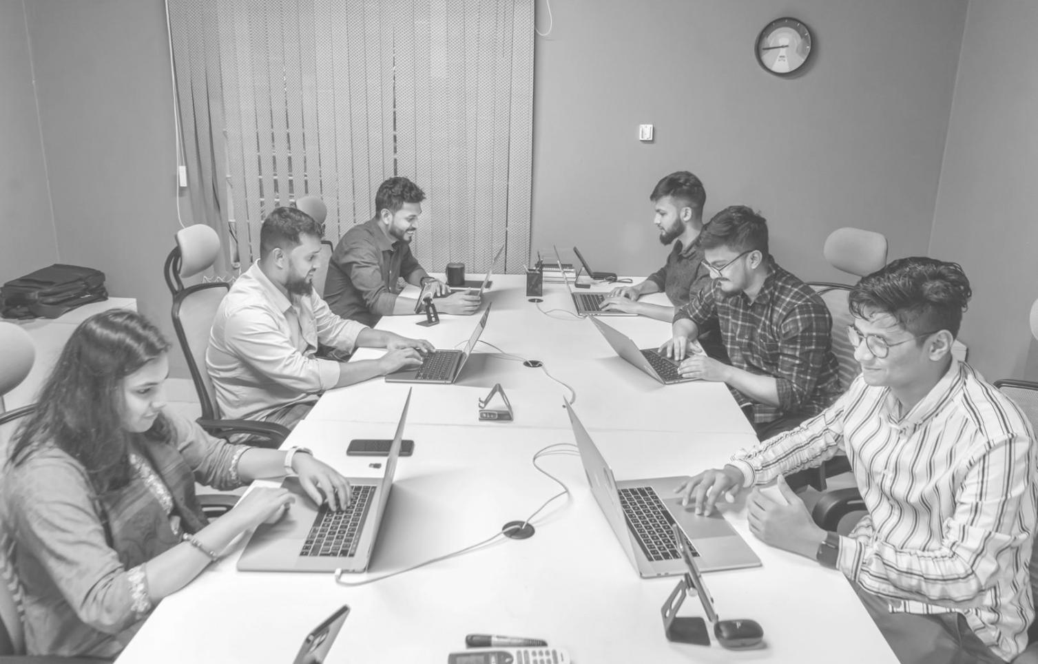 Épargne retraite - couple senior regardant des documents financiers