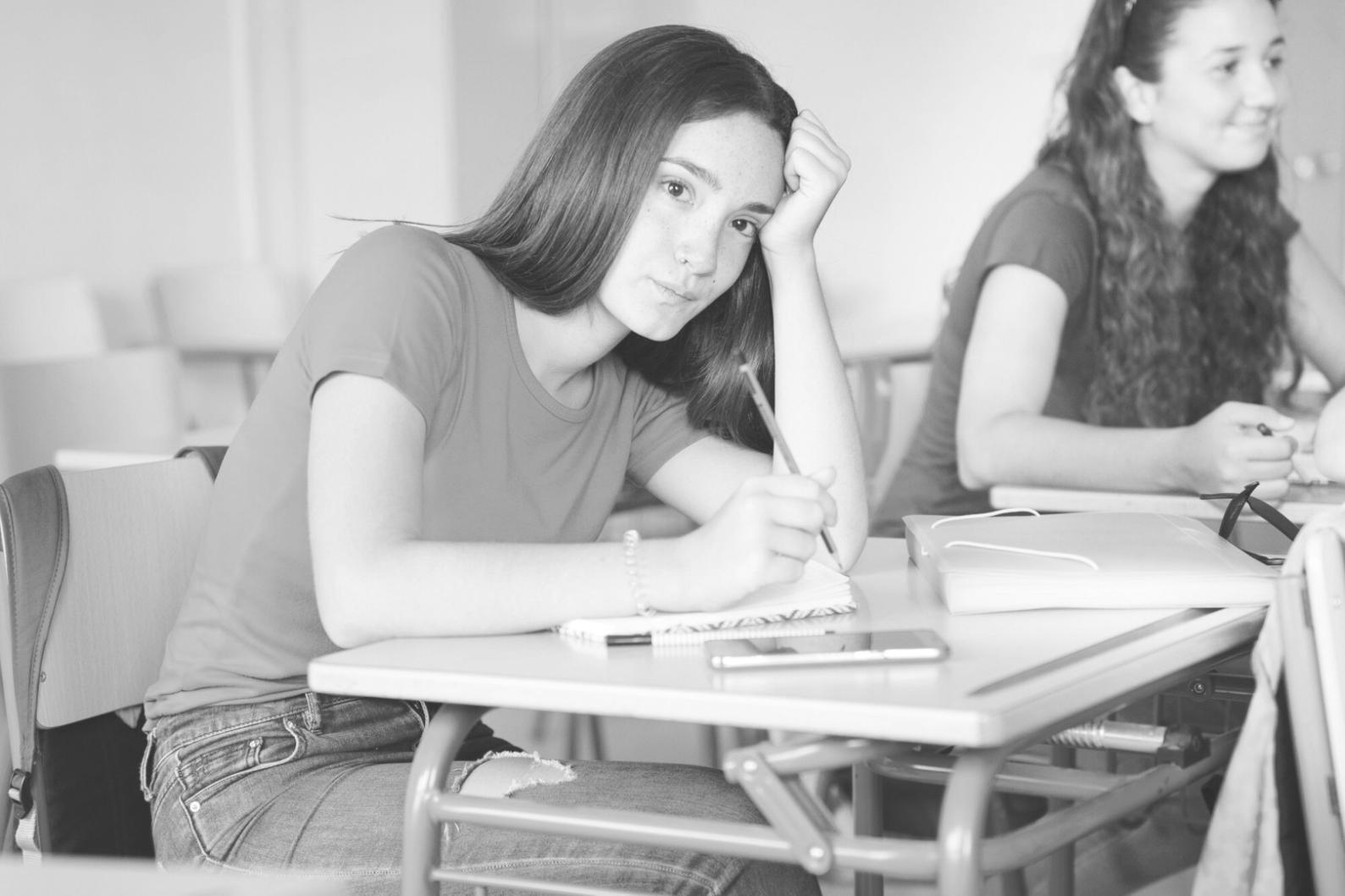 Outils de planification financière et calculatrices sur bureau de travail